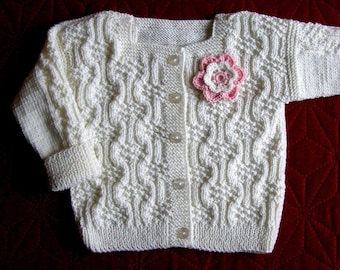 Cardigan bébé 3-9 mois pull tricoté à la main blanc avec une fleur, pull pour bébé, cadeau pour fille