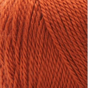K&ouml;nnte beinhalten: Nahaufnahme eines Kn&auml;uels orangefarbenes Garn. Das Garn ist weich und flauschig und hat eine leicht strukturierte Oberfl&auml;che.