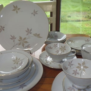 Mikasa Fine China Fair Oaks Dinnerware set service 4 3 cups saucers gold trim EC