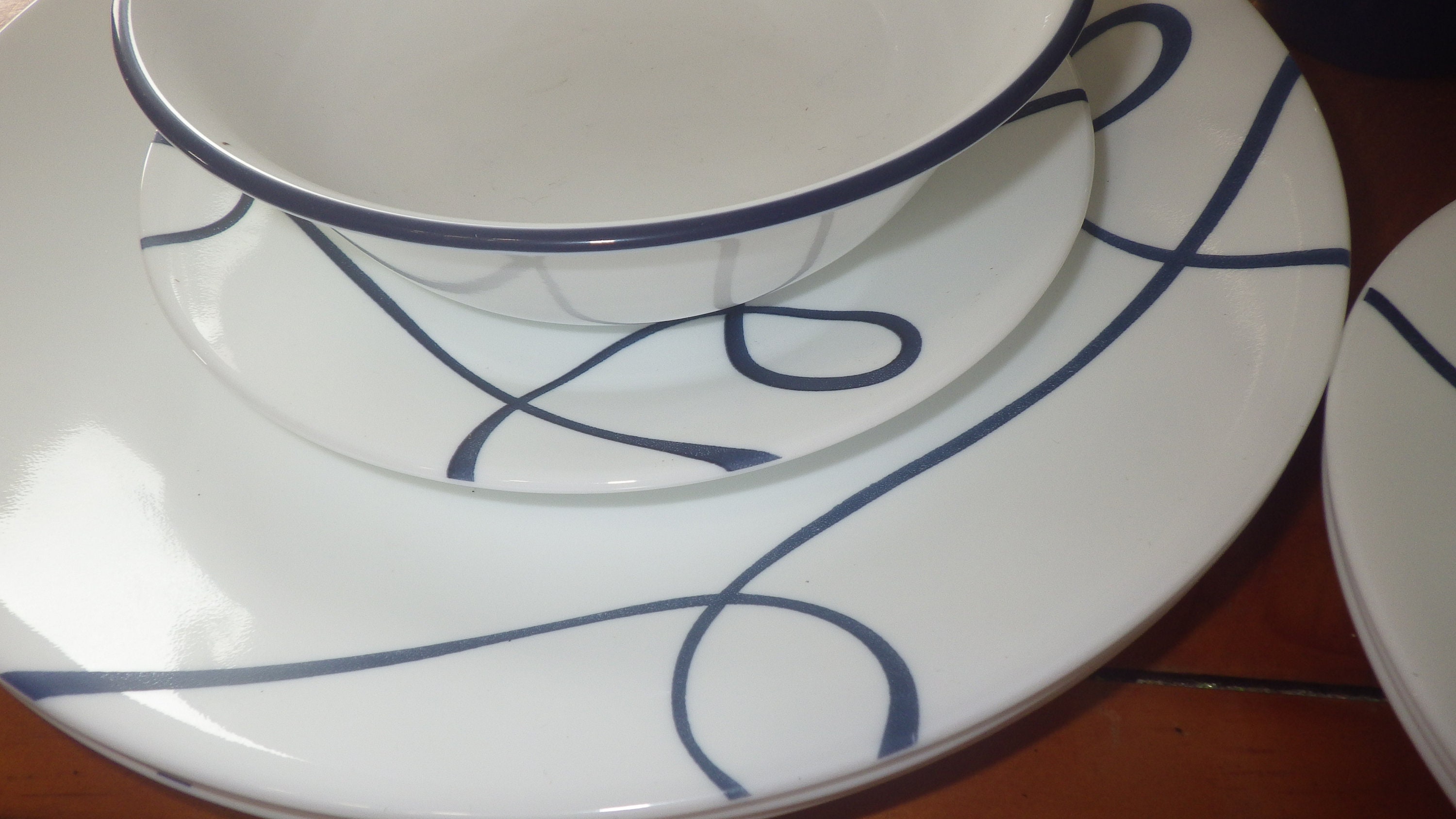 Corning Corelle Classics Lia Dinnerware Set Service for 4 3 Mugs New in