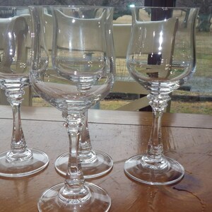 Crystal Wine Glasses 4 8 oz elegant stem lovely ring tone Elegant stemware