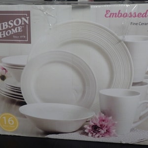 Gibson Everyday Dinnerware Embossed Buffet Dinner Set New Old stock 16 piece White ribbed