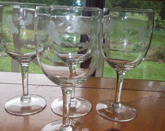 Vintage footed Ice Tea GLasses Water glasses floral design 4 11 oz stems EUC