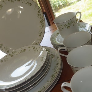Fine China Dinnerware set in Rambling by MIKASA service for 4 starter set 16 pcs