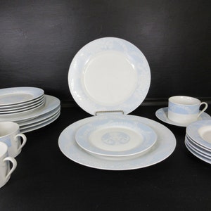 Gibson Everyday Dinnerware Set Blue floral White Background GUC Service 6 24 pcs