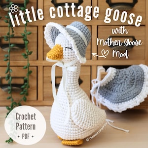 Può includere: Un'oca all'uncinetto con un cappello grigio e bianco e un bavaglino abbinato. L'oca ha un becco e zampe gialle. Il testo "little cottage goose" e "Crochet Pattern + PDF +" sono visibili.