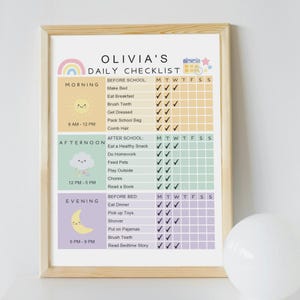 Puede incluir: Una lista de verificación imprimible colorida para niños con un arcoíris, un sol, una nube y una luna. La lista de verificación incluye tareas diarias para la mañana, la tarde y la noche, con casillas de verificación para cada día de la semana. La lista de verificación se titula "Olivia's Daily Checklist".