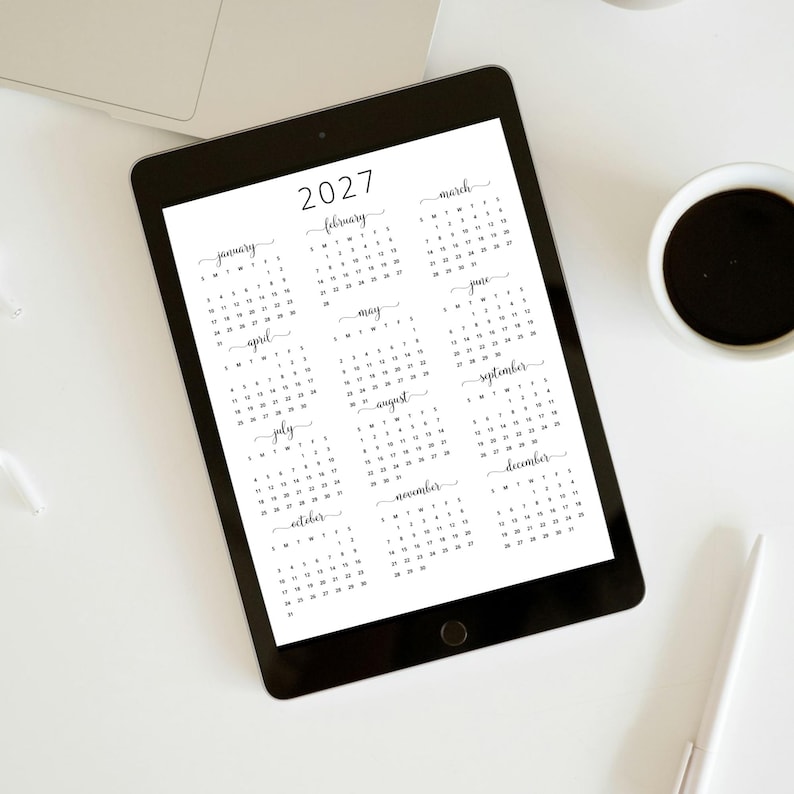 Pode incluir: Um calend&aacute;rio preto e branco na tela de um tablet, mostrando os meses de janeiro a dezembro de 2027.