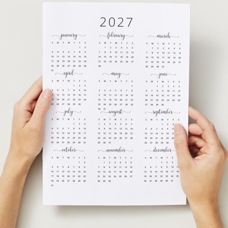 Pode incluir: Um calend&aacute;rio imprim&iacute;vel para o ano de 2027. O calend&aacute;rio &eacute; dividido em 12 meses, com cada m&ecirc;s exibido em uma caixa separada. Os meses s&atilde;o listados em ordem de janeiro a dezembro. Cada m&ecirc;s tem uma caixa para cada dia da semana, com os dias da semana rotulados como S, M, T, W, T, F e S. O calend&aacute;rio &eacute; impresso em tinta preta em papel branco.