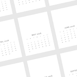 Könnte beinhalten: Eine Sammlung weißer Kalender für 2026, die jeweils einen Monat mit Daten und Wochentagen anzeigen. Die Kalender sind in einem Raster angeordnet, wobei die Monatsnamen in einer einfachen, modernen Schriftart gedruckt sind. Das Design ist minimalistisch.