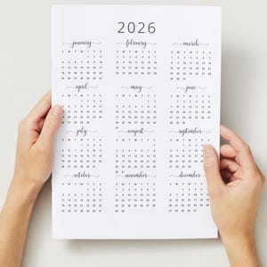 Op de afbeelding: Een printbare kalender voor het jaar 2026. De kalender is verdeeld in 12 maanden, waarbij elke maand in een apart vak wordt weergegeven. De maanden zijn januari, februari, maart, april, mei, juni, juli, augustus, september, oktober, november en december. Elke maand is gelabeld met de naam van de maand en de dagen van de week zijn afgekort als Z, M, D, W, D, V en Z.