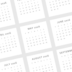 Puede incluir: Una colección de calendarios de papel blanco para el año 2026, cada uno mostrando un mes diferente. Los calendarios tienen un diseño minimalista con texto negro y un diseño sencillo.