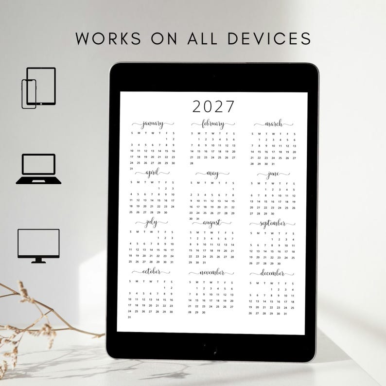 Pode incluir: Um calend&aacute;rio digital preto e branco para o ano de 2027 exibido em um tablet. O calend&aacute;rio mostra todos os 12 meses do ano, com cada m&ecirc;s exibido em uma caixa separada. O texto "WORKS ON ALL DEVICES" &eacute; exibido no topo da imagem.