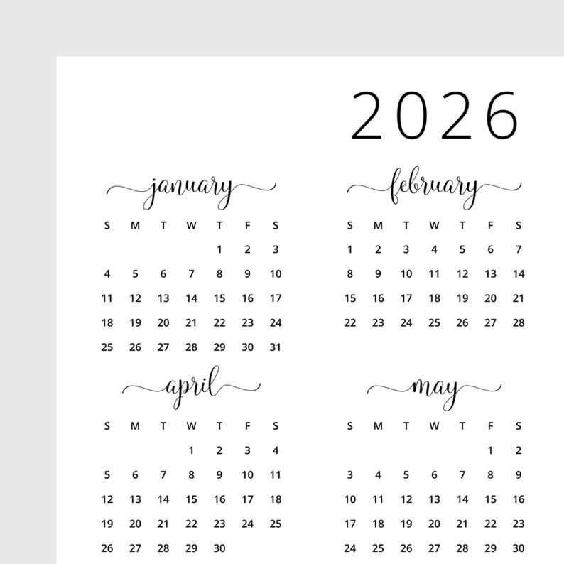 Op de afbeelding: Een zwart-witte kalender voor het jaar 2026. De kalender toont de maanden januari, februari, april en mei.
