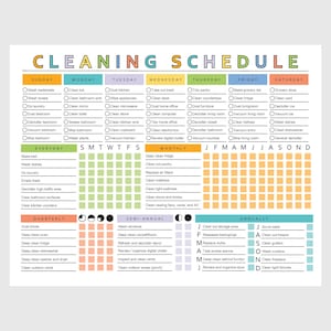 Può includere: Un grafico colorato del programma di pulizia con una suddivisione settimanale, mensile, trimestrale, semestrale e annuale. Il grafico include attività come lavare i piatti, pulire la cucina e sgomberare varie aree della casa.