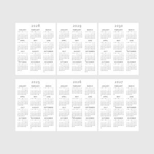 Peut inclure: Six calendriers blancs minimalistes, chacun affichant une année de 2025 à 2030. Les calendriers sont disposés en deux rangées de trois, avec les jours de chaque mois clairement visibles dans une police simple et épurée. Le fond est gris clair.