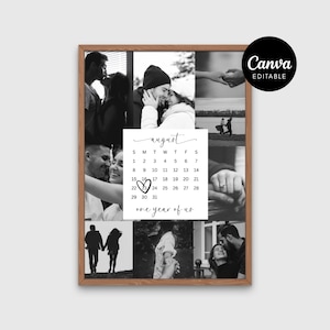 Puede incluir: Un marco de madera rectangular que contiene un collage de fotos en blanco y negro de una pareja. En el centro, una página de calendario blanca para agosto muestra el texto "August" y "one year of us" con un corazón dibujado a mano en el 23.