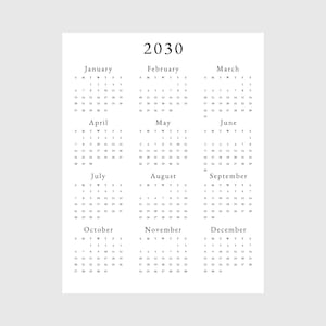 Könnte beinhalten: Ein schwarz-weißer Kalender für das Jahr 2030. Jeder Monat wird in einem separaten Raster mit den Wochentagen S, M, D, M, D, F, S angezeigt. Die Monate sind Januar, Februar, März, April, Mai, Juni, Juli, August, September, Oktober, November und Dezember.