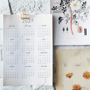 Pode incluir: Um calend&aacute;rio imprim&iacute;vel para o ano de 2027. O calend&aacute;rio &eacute; dividido em 12 meses, com cada m&ecirc;s exibido em uma p&aacute;gina separada. O calend&aacute;rio &eacute; impresso em tinta preta em papel branco.