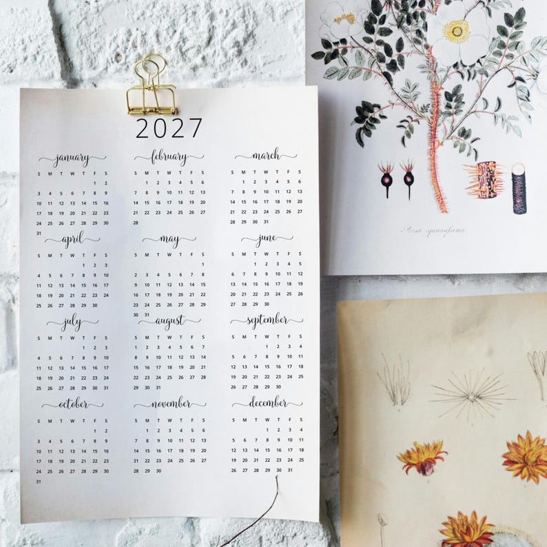 Pode incluir: Um calend&aacute;rio imprim&iacute;vel para o ano de 2027. O calend&aacute;rio &eacute; dividido em 12 meses, com cada m&ecirc;s exibido em uma p&aacute;gina separada. O calend&aacute;rio &eacute; impresso em tinta preta em papel branco.