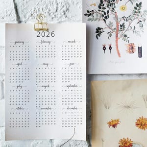 Op de afbeelding: Een printbare kalender voor het jaar 2026. De kalender is verdeeld in 12 maanden, waarbij elke maand in een apart vak wordt weergegeven. De maanden worden in volgorde van januari tot december weergegeven. De kalender is gedrukt op een witte achtergrond met zwarte tekst.
