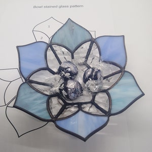 Puede incluir: Un tazón de vidrio teñido azul y blanco con forma de flor con un patrón de cuadrados pequeños. El tazón está lleno de caramelos de chocolate. El texto "TiffanyAndiGifts On ETSY" está impreso debajo del tazón.