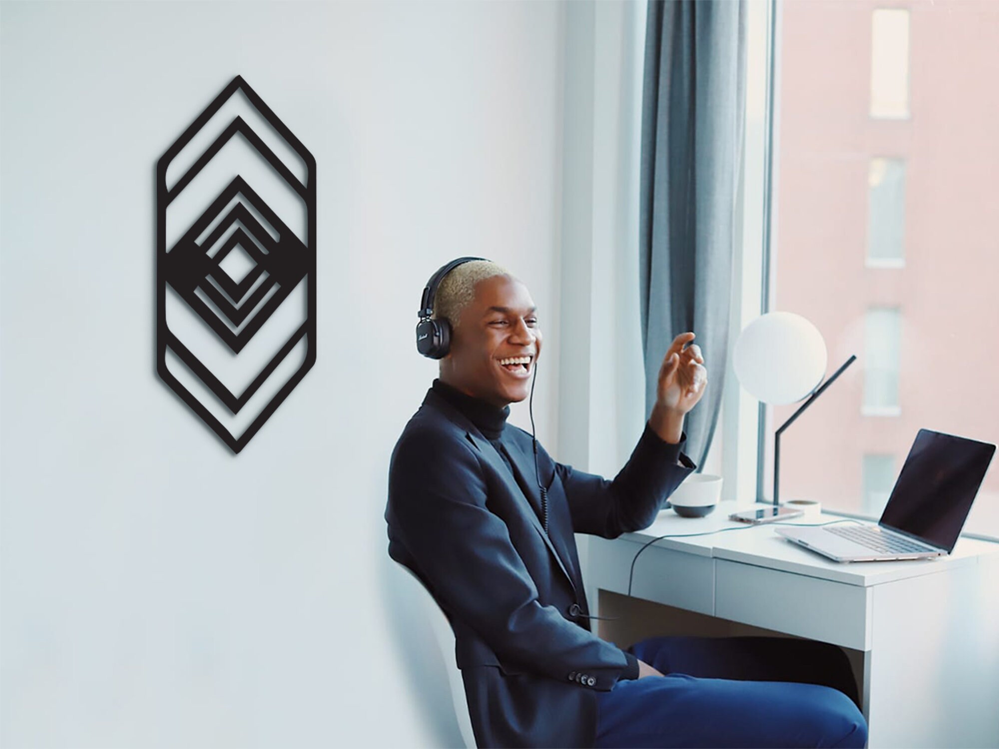 トライバルな幾何学模様の木製壁装飾：ネイティブアメリカンのシンボル