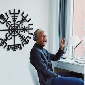 Vegvisir Runic Compass: Scandinavian Wood Wall Art