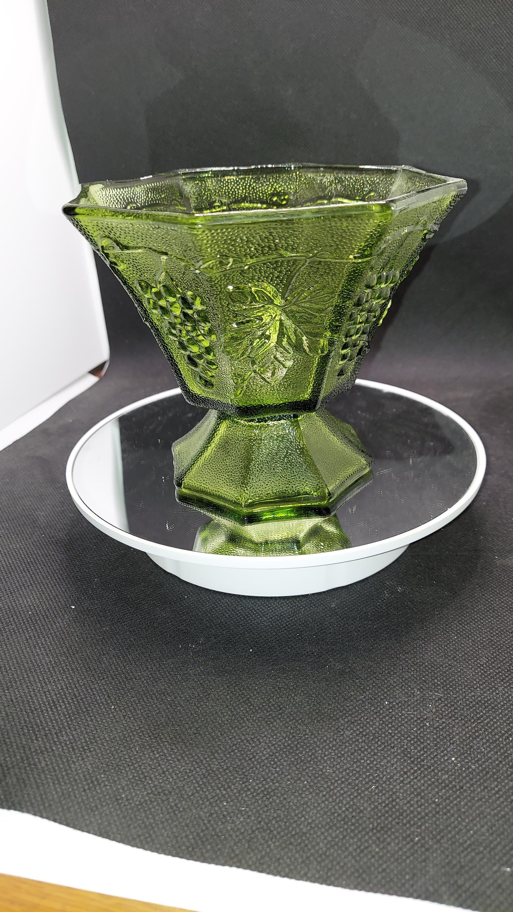 Vintage Avocado Green Grape Vine Leaf Candy Dish Octagon Pedestal Glass Christmas