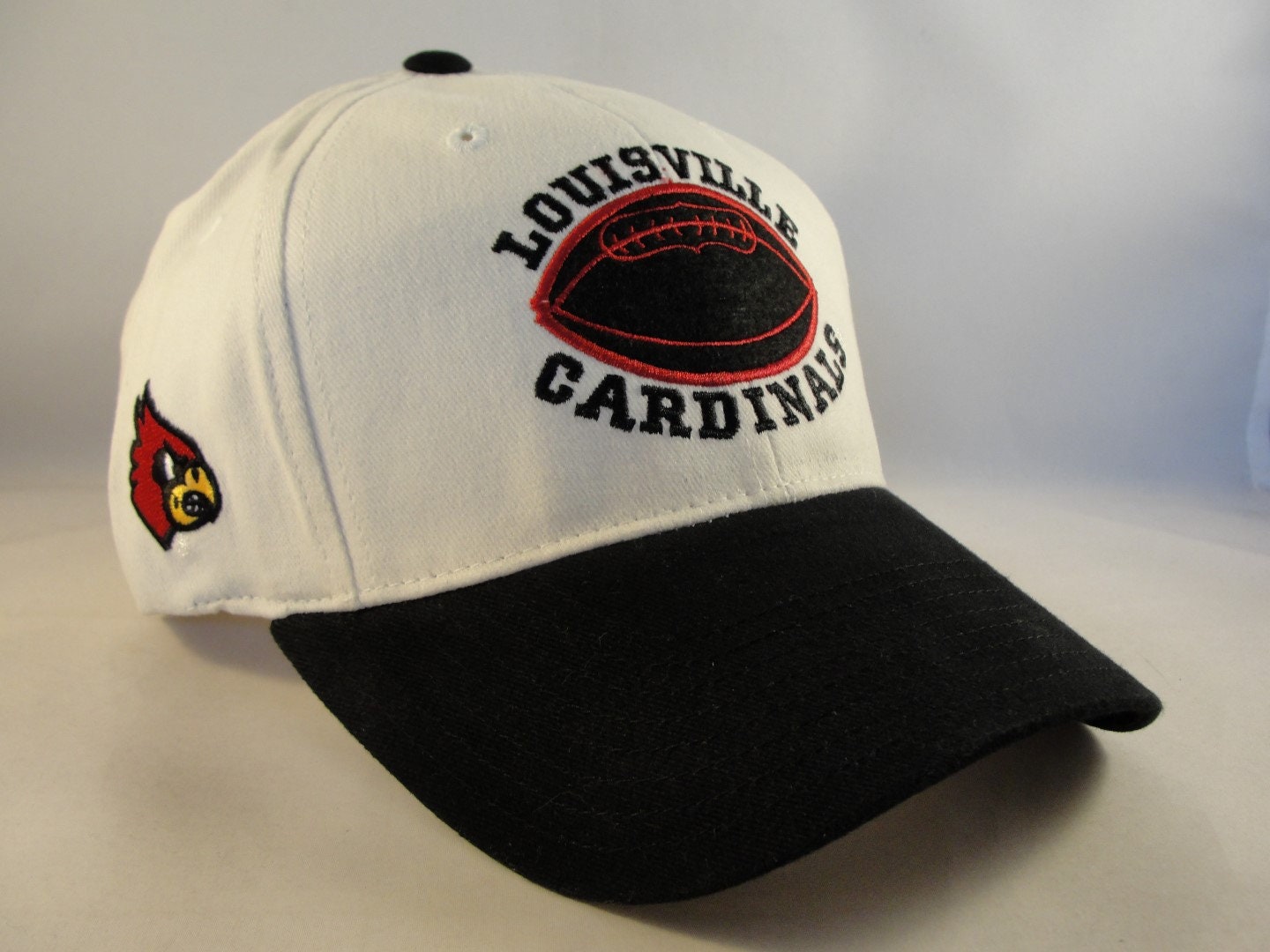 CustomCat Louisville Cardinals Vintage NCAA Basketball Crewneck Sweatshirt Black / 3XL
