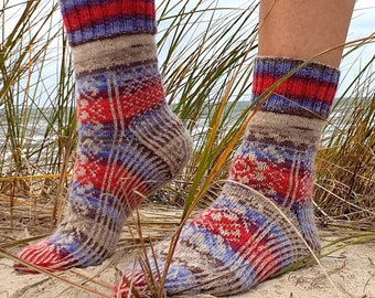 Handgestrickte Wollsocken: Bunt gemusterte Winter-Accessoires