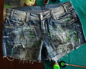 Handbemalte Jeans-Shorts: Recyceltes Boho Chic Jeans Kunstwerk