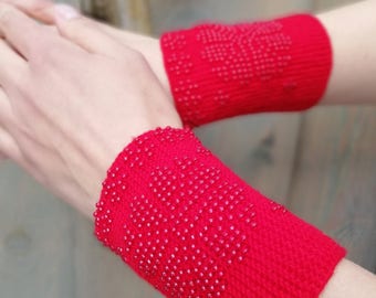 Handgefertigte Perlen Merino Wolle Pulswärmer - Rote Boho Strickhandschuhe