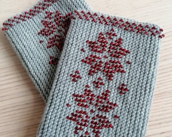 Handgemachte Perlen Pulswärmer: Hellgraue Wolle, Boho Chic