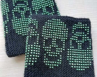 Totenkopf Pulswärmer: Handgestrickte Stulpen aus Merinowolle