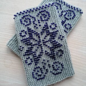 Handgemachte Pulswärmer, bezaubernd perlengefädelte Pulswärmer, boho chic, schöne Geschenkidee, handgestrickte Handwärmer, Wollschönheit