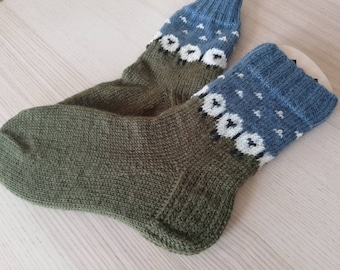 Handgestrickte Socken aus Merinowolle: Schafe & Wolke gemusterte Wintersocken