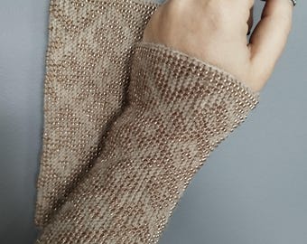 Handgemachte Alpaka Perlen Pulswärmer: Beige gestrickte fingerlose Handschuhe