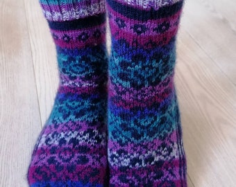 Handgestrickte Wollsocken: Bunt gemusterte Winter-Accessoires