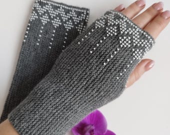 Handgestrickte graue Pulswärmer aus Merinowolle