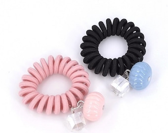 2 élastiques cheveux en fil polyester façon fil de téléphone pendant perles rose et bleu