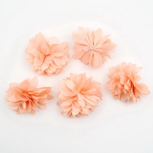 Conjunto de 5 pequeñas flores de tela de satén - salmón