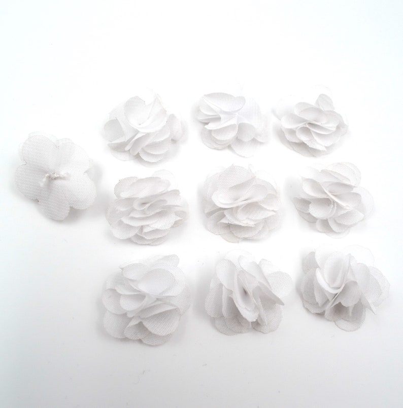 Set of 10 small flowers in white voile fabric image 1