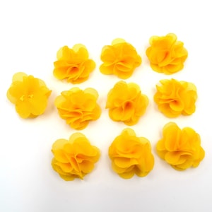 Set mit 10 kleinen Blumen aus gelbem Voile-Stoff