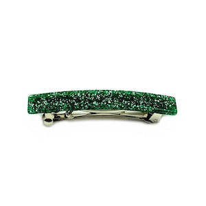 Könnte beinhalten: Eine grüne Glitzer-Haarklammer mit einer silbernen Metallstange.