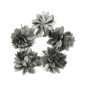 Set di 5 piccoli fiori in tessuto satinato