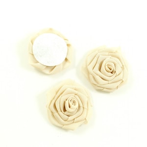 Zestaw 6 kwiatów z materiału, średnica 4,5 cm - beżowy