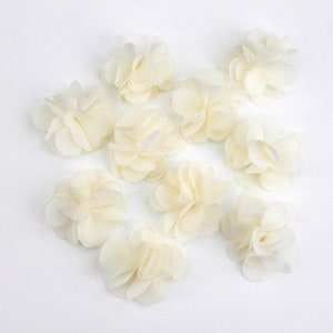 Set mit 10 kleinen Blumen aus elfenbeinfarbenem Voile-Stoff
