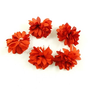 Set di 5 piccoli fiori in tessuto di raso