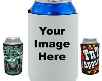 Puede incluir: Tres aislantes de espuma para latas. El aislante central blanco presenta el texto negro Your Image Here. El aislante negro de la izquierda tiene texto verde y el año 2020. El aislante negro de la derecha muestra el texto TnT Apparel.